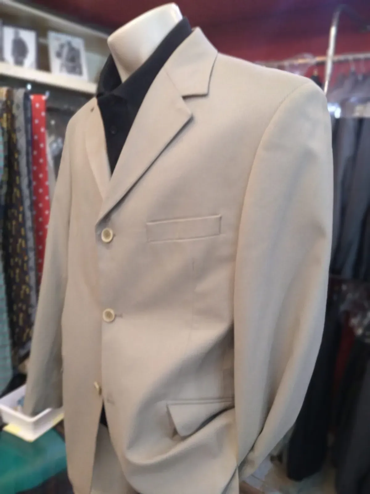 Americana beige de cuatro botones