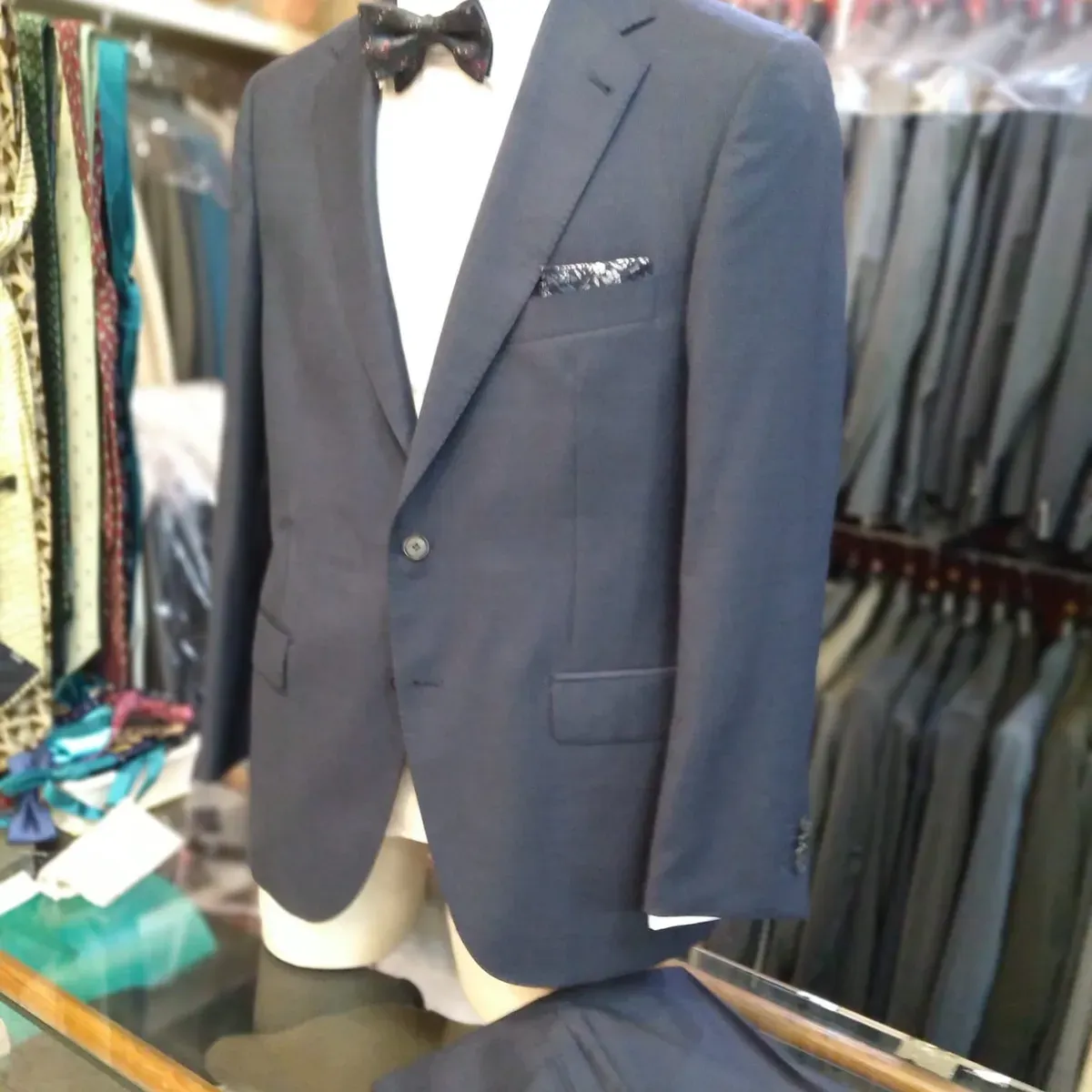Traje azul marino, línea joven