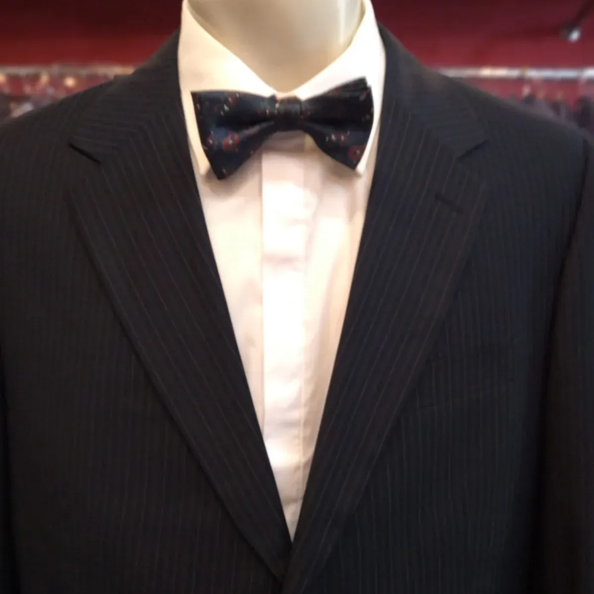 Traje ejecutivo de raya, vista 2