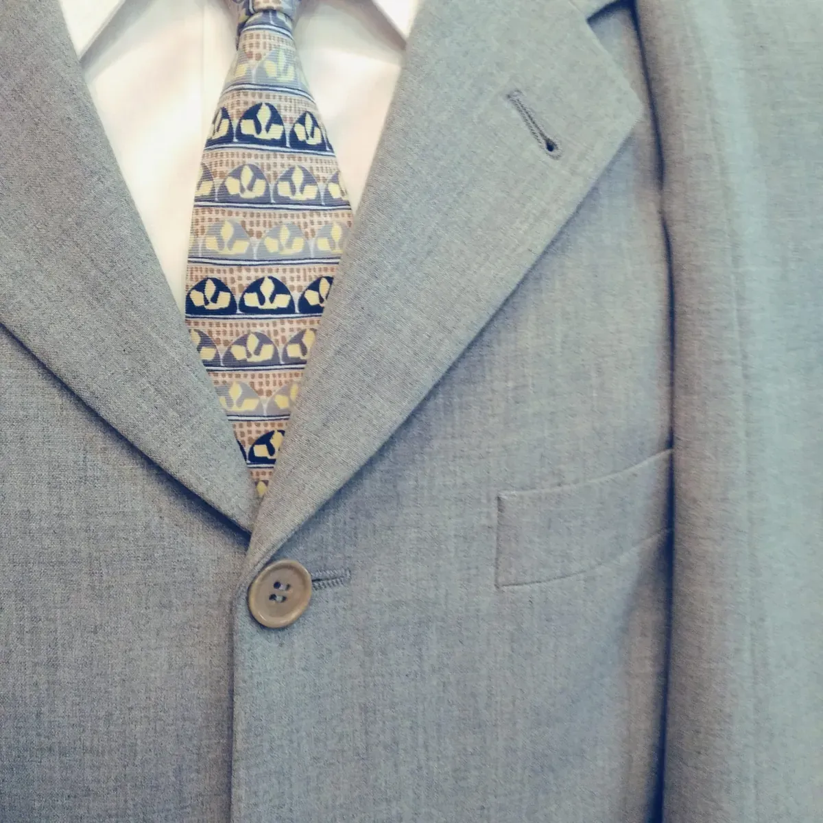 Traje gris, vista 3
