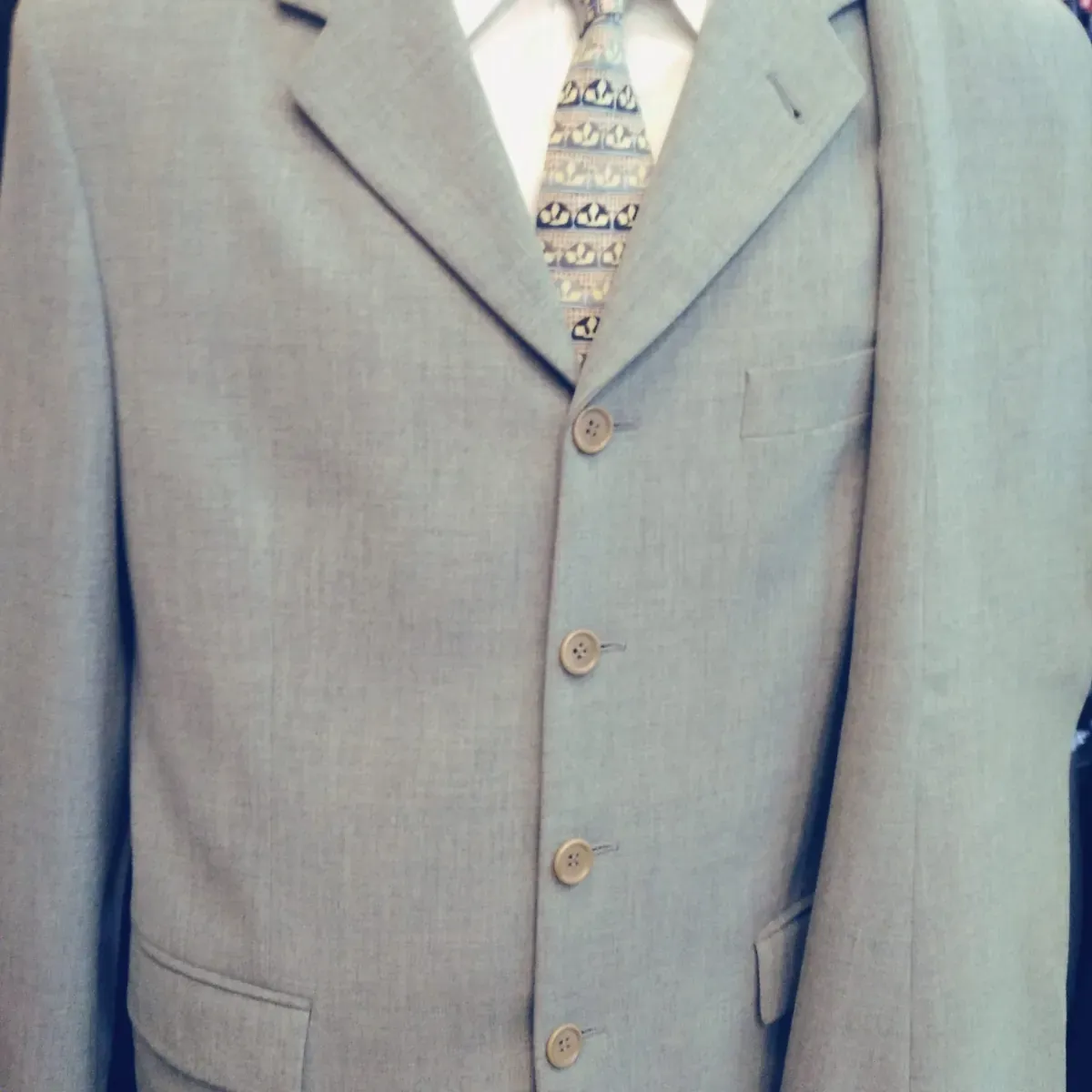 Traje gris