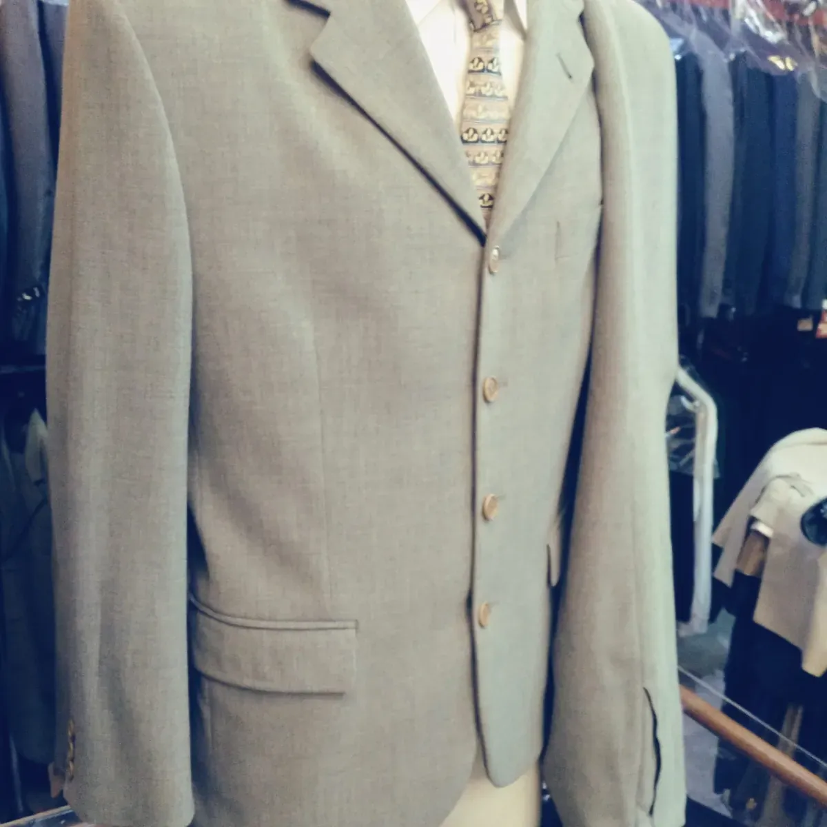 Traje gris, vista 2