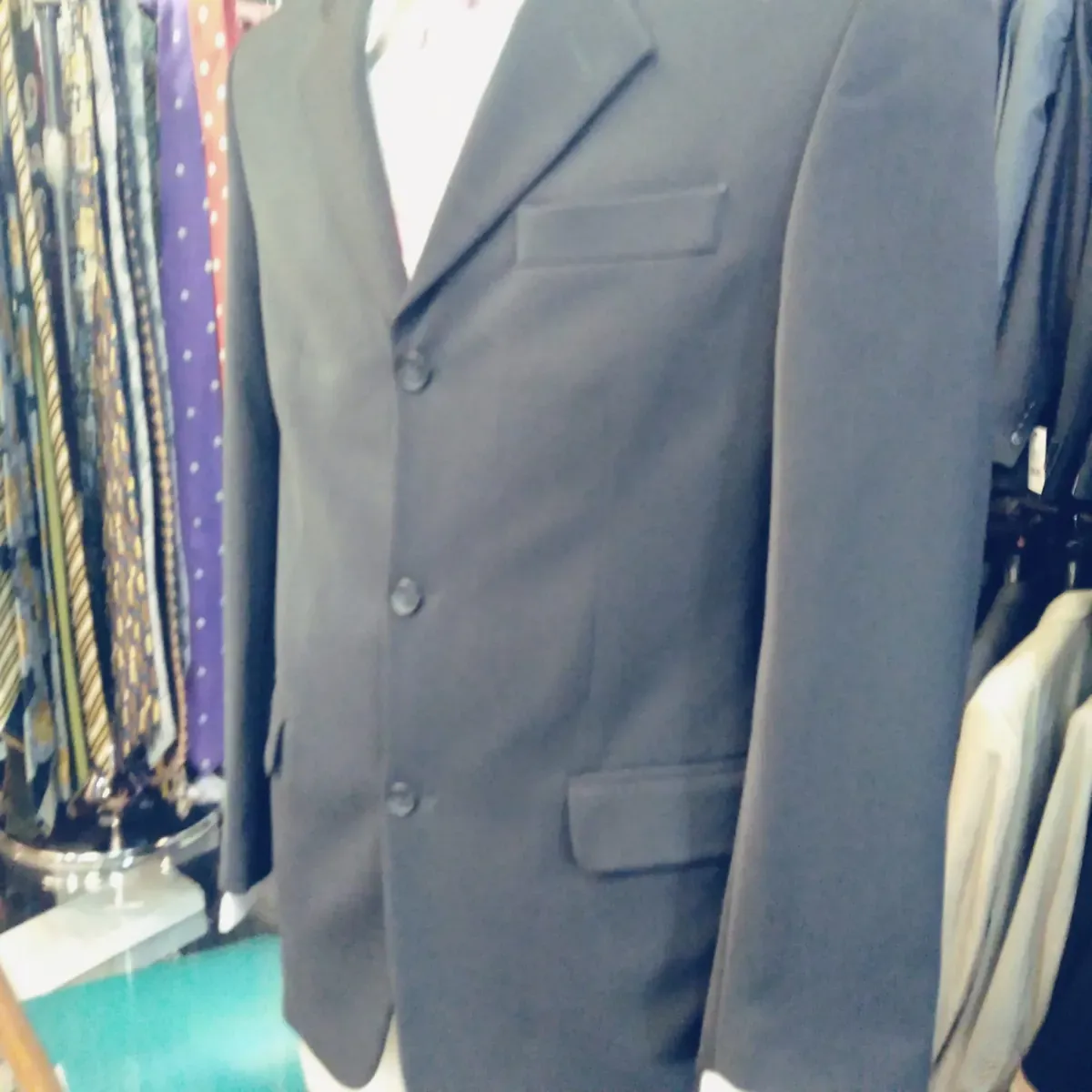 Traje negro, vista 3